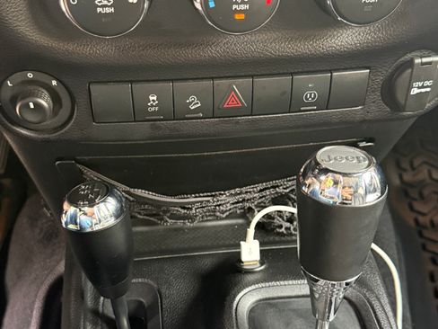 Used 2016 Jeep Wrangler Unlimited Sahara w/ Connectivity Group image 25