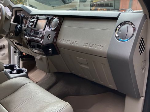 Used 2010 Ford F250 Lariat image 14