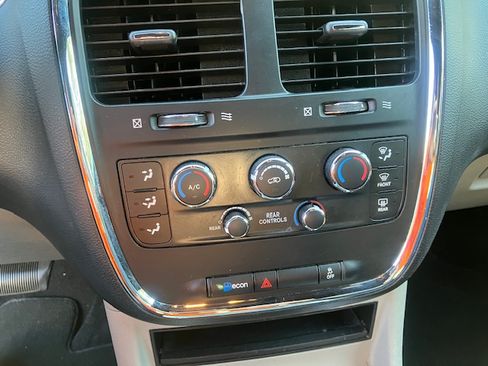 Used 2017 Dodge Grand Caravan SXT image 14