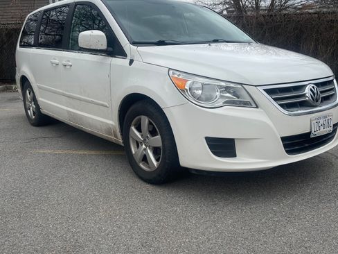 Used 2011 Volkswagen Routan SE image 4
