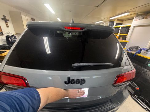 Used 2019 Jeep Grand Cherokee Altitude AWD/4WD image 4