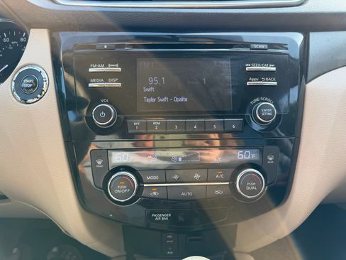 Used 2015 Nissan Rogue SV FWD image 11