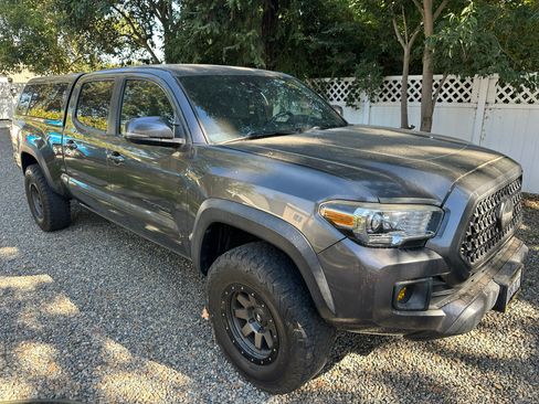 Used 2018 Toyota Tacoma TRD Off-Road w/ Technology Package AWD/4WD image 2