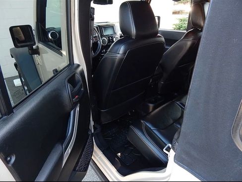 Used 2016 Jeep Wrangler Unlimited Rubicon w/ Connectivity Group image 23