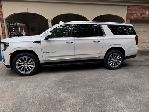 Used 2021 GMC Yukon XL Denali AWD/4WD image 2