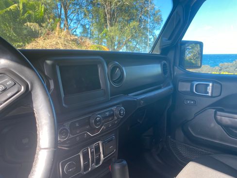 Used 2021 Jeep Gladiator Sport image 10