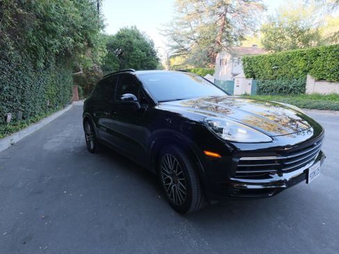 Used 2022 Porsche Cayenne Platinum Edition image 8