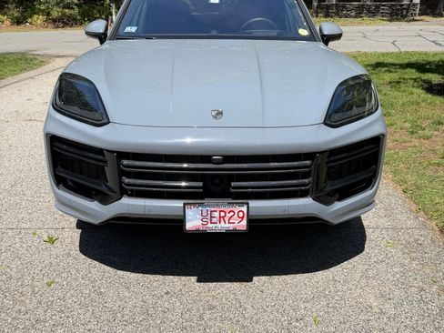 Used 2025 Porsche Cayenne Turbo AWD/4WD image 1