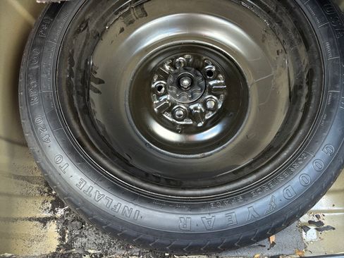 Used 2015 Toyota Camry LE image 5