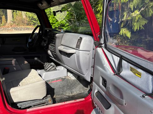 Used 1998 Jeep Wrangler SE image 14