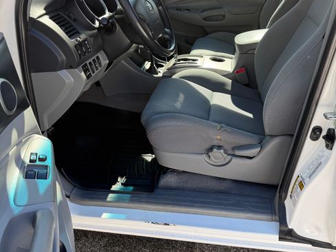 Used 2011 Toyota Tacoma 4x4 Access Cab V6 w/ TRD Off-Road Pkg image 5