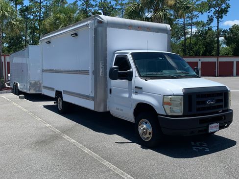 Used 2010 Ford E-350 and Econoline 350 Super Duty RWD image 2