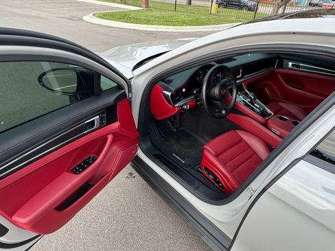 Used 2023 Porsche Panamera image 11