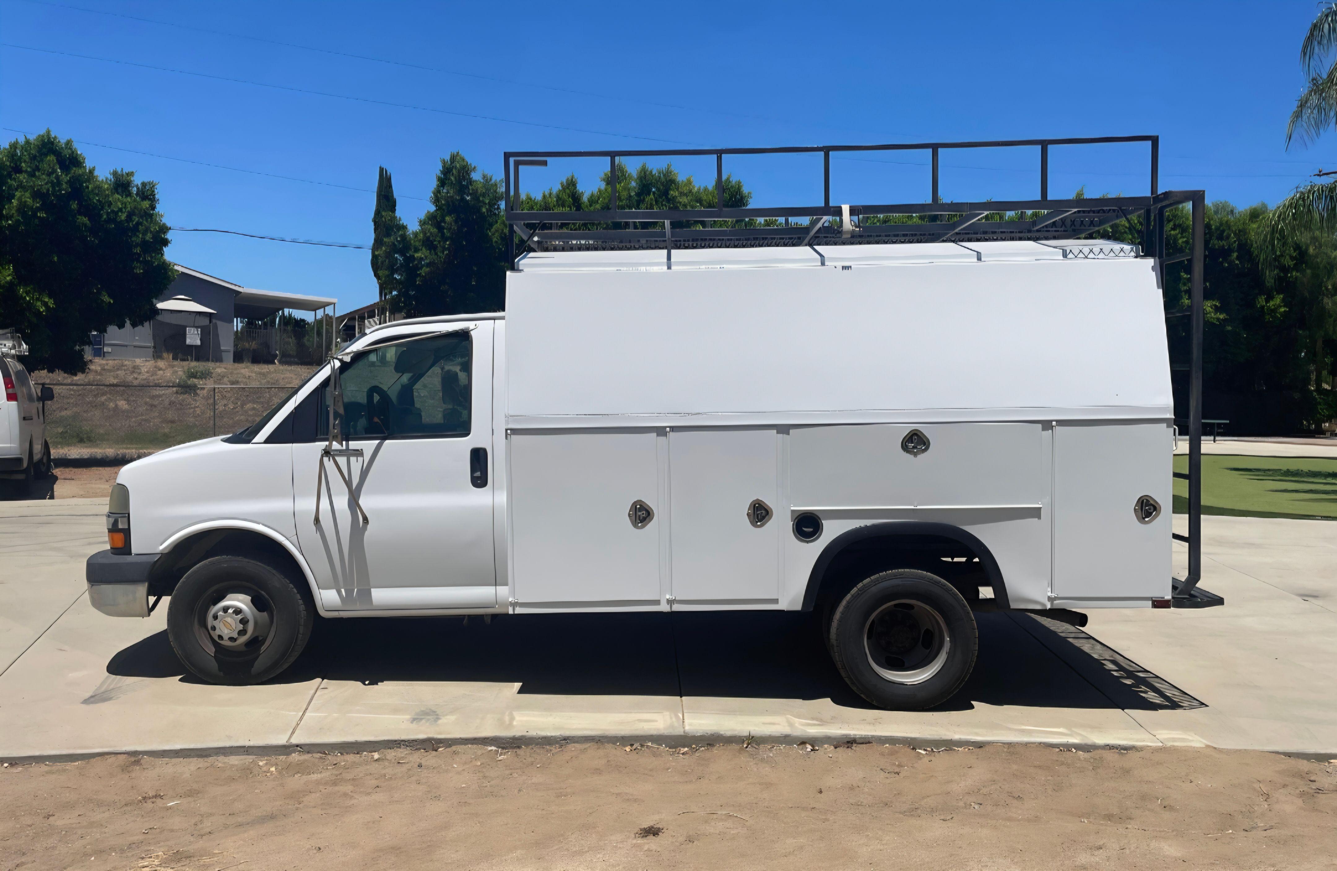 Used 2004 Chevrolet Express 3500 w/ Chrome Appearance Package RWD image 1