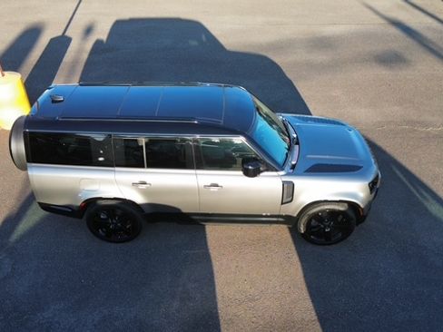 Used 2024 Land Rover Defender 130 X-Dynamic SE image 2