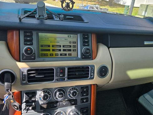 Used 2008 Land Rover Range Rover HSE image 2