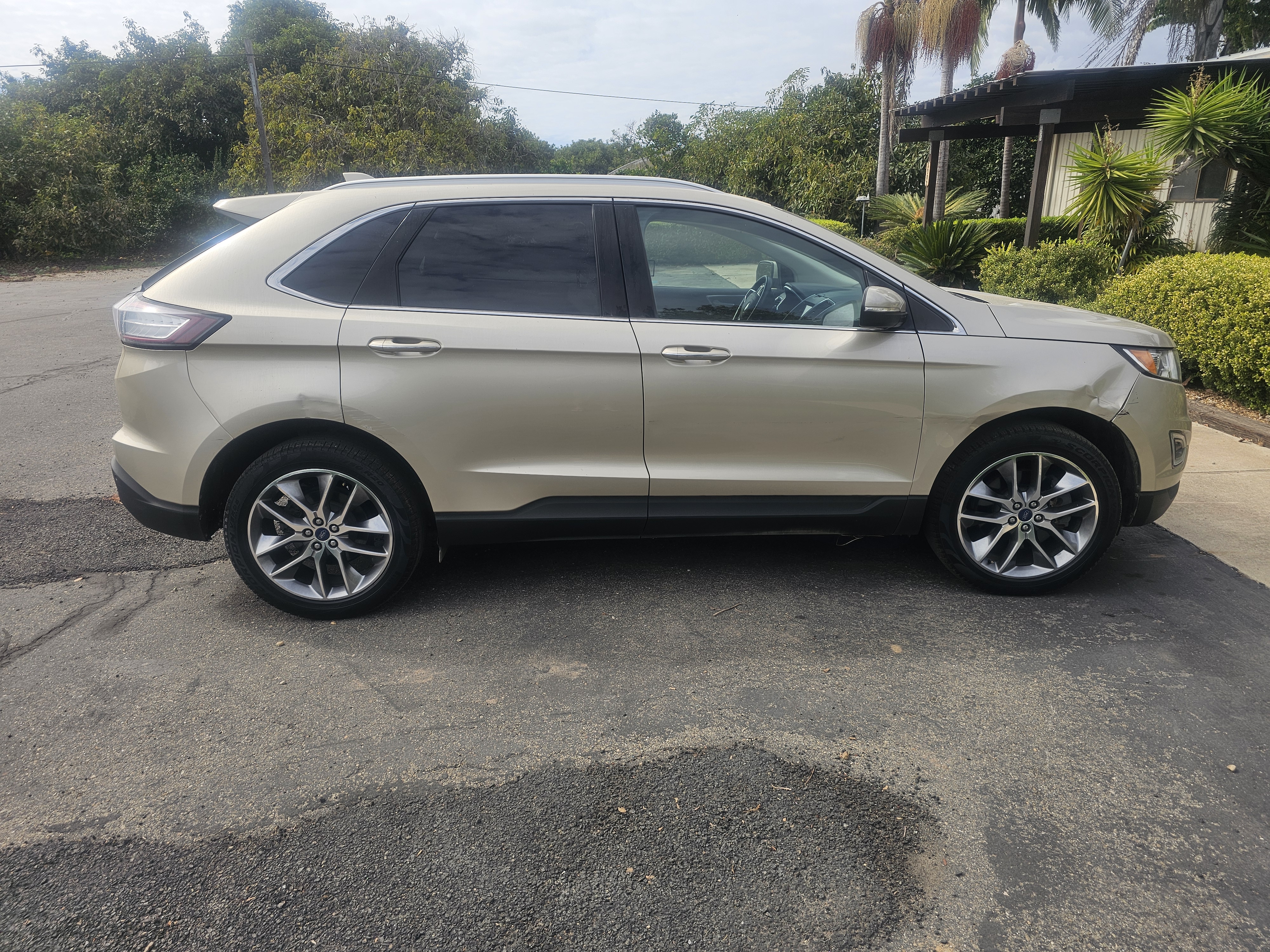 Used 2017 Ford Edge Titanium w/ Technology Package FWD image 2