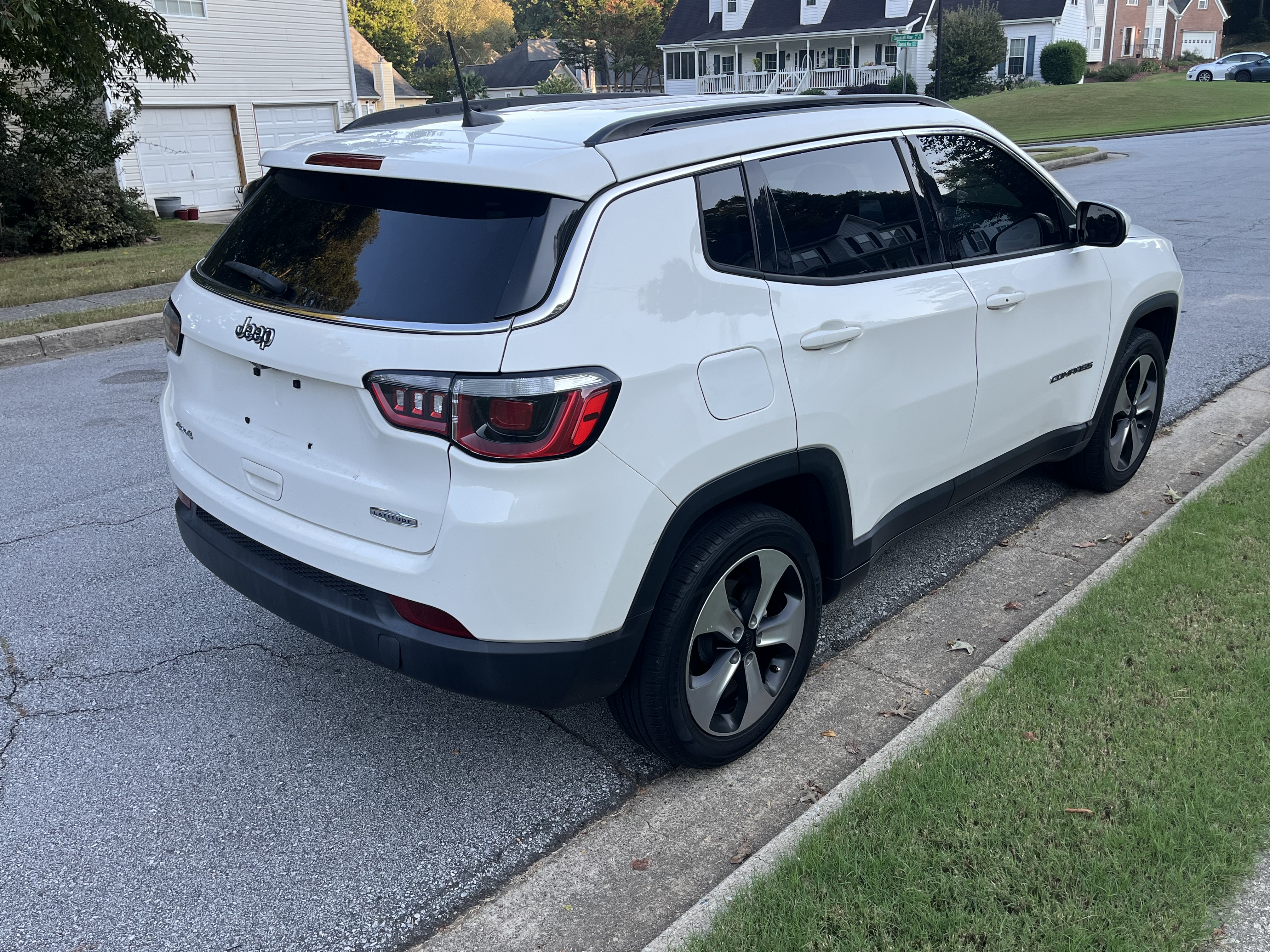 Used 2019 Jeep Compass Latitude w/ Cold Weather Group AWD/4WD image 8