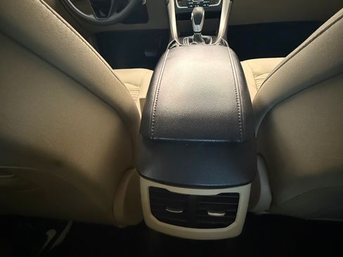 Used 2016 Ford Fusion SE FWD image 4