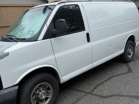 Used 2009 Chevrolet Express 2500 RWD image 1