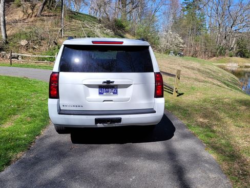 Used 2020 Chevrolet Suburban LT w/ Luxury Package image 4