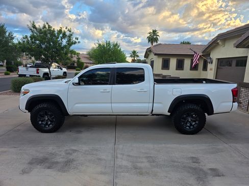Used 2017 Toyota Tacoma TRD Off-Road w/ Premium & Technology Package image 4