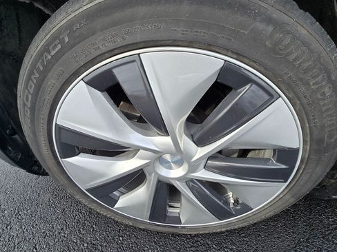 Used 2021 Tesla Model Y Long Range image 11