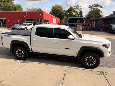 Used 2022 Toyota Tacoma TRD Off-Road w/ Technology Package AWD/4WD image 5