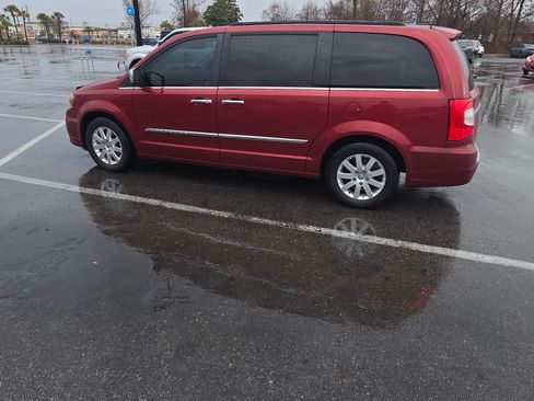 Used 2012 Chrysler Town & Country Touring-L w/ Driver Convenience Group image 8