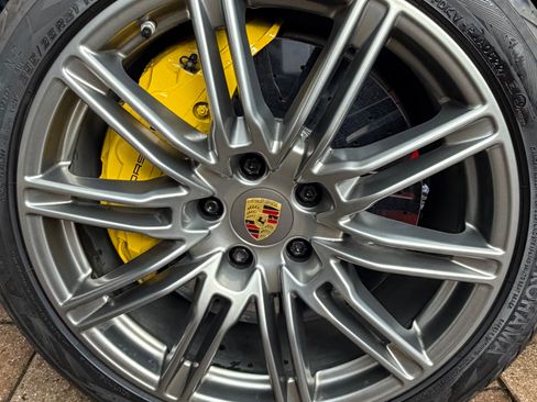 Used 2017 Porsche Cayenne Turbo S image 14