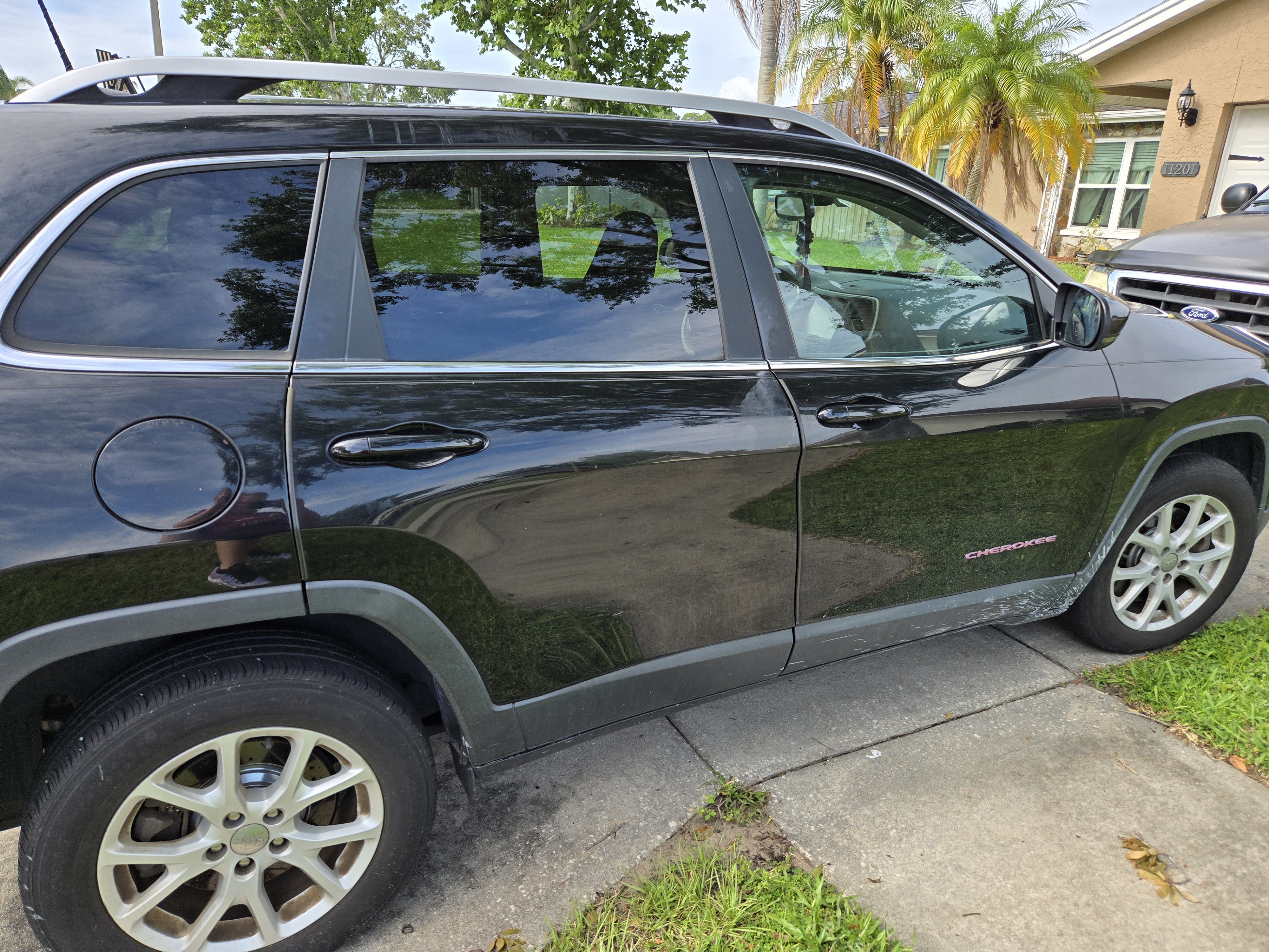 Used 2017 Jeep Cherokee Latitude w/ Safety/Convenience Group FWD image 5