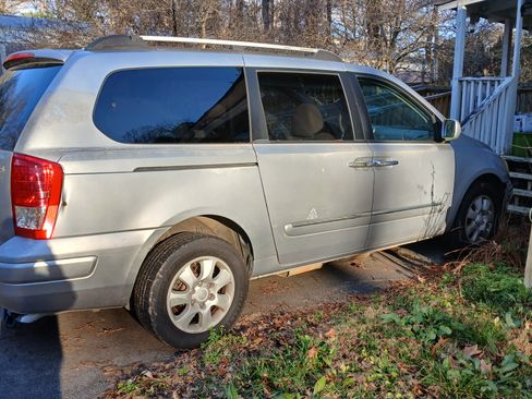 Used 2007 Hyundai Entourage SE FWD image 11