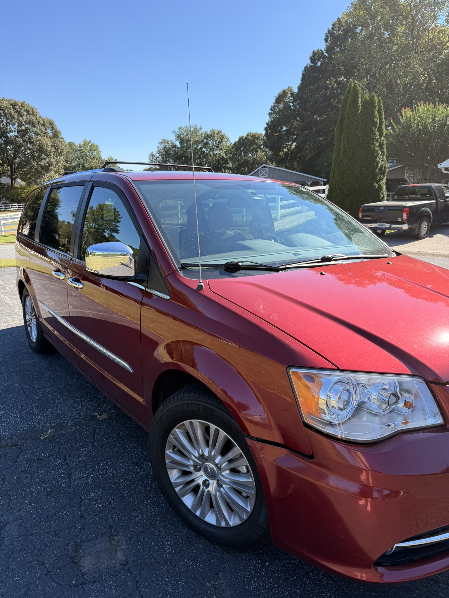 Used 2012 Chrysler Town & Country Limited w/ Luxury Group FWD image 6