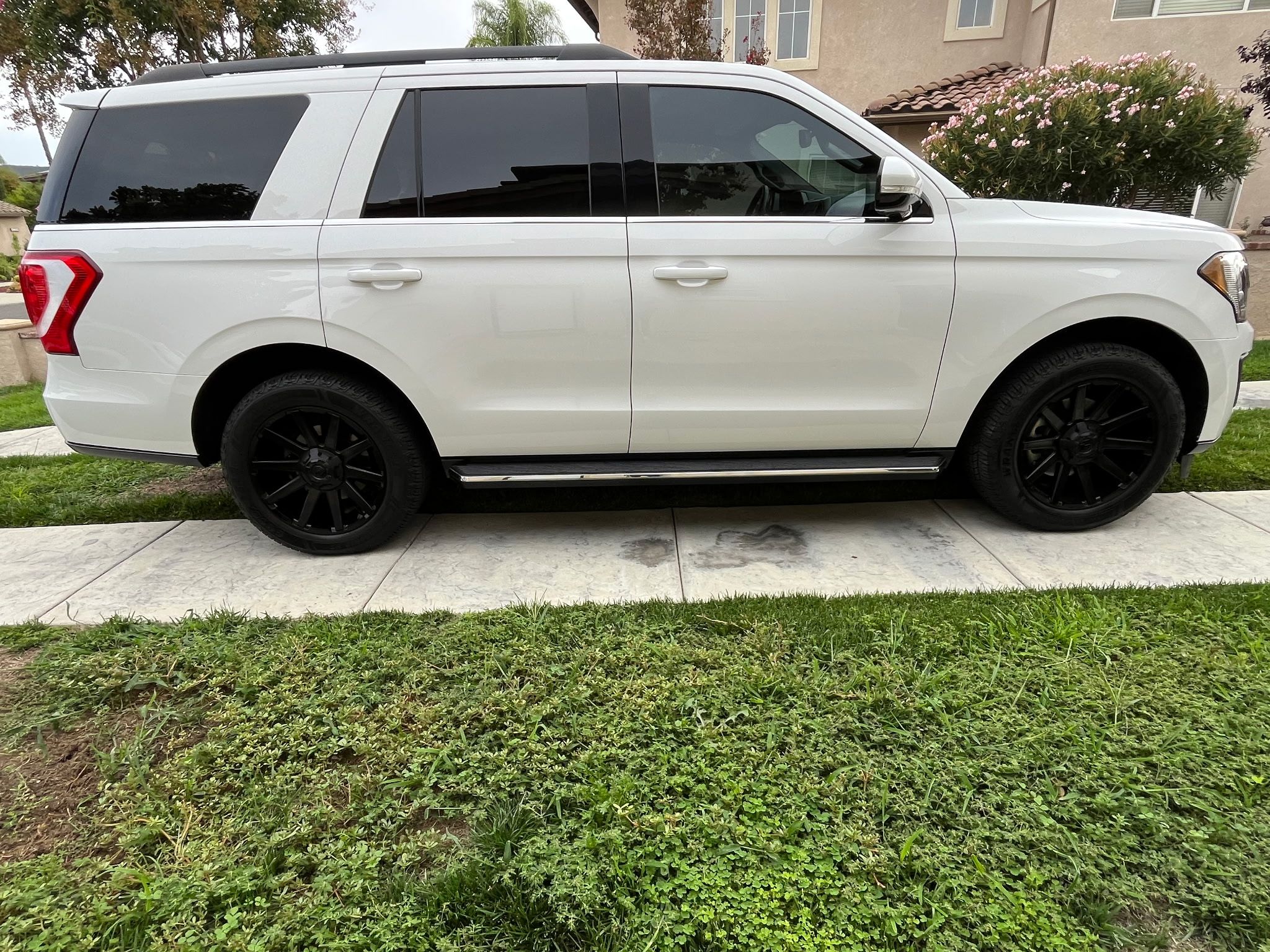 Used 2018 Ford Expedition XLT w/ Equipment Group 202A RWD image 1