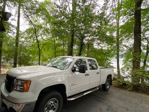Used 2009 GMC Sierra 2500 SLE w/ SLE Preferred Package AWD/4WD image 1