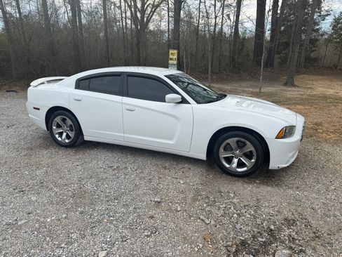 Used 2013 Dodge Charger SE w/ Sport Appearance Group image 4