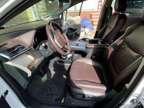 Used 2022 Toyota Sienna Platinum AWD/4WD image 11