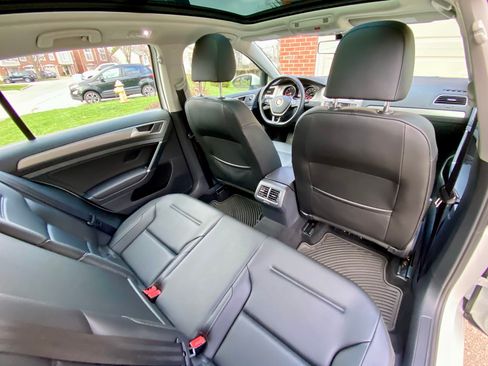 Used 2017 Volkswagen Golf SE image 29