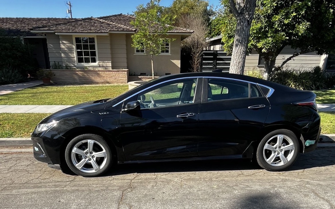 Used 2017 Chevrolet Volt LT w/ Comfort Package FWD image 4
