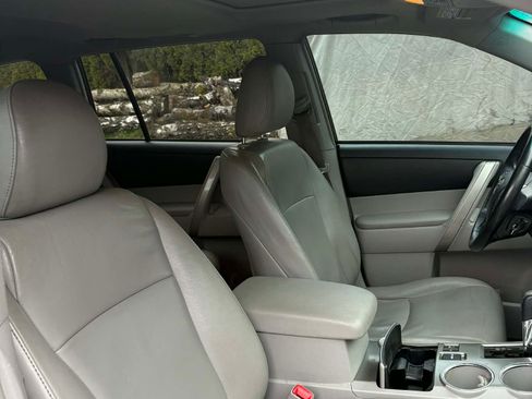 Used 2012 Toyota Highlander SE w/ Tow Pkg image 12