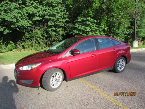 Used 2015 Ford Focus SE FWD image 1