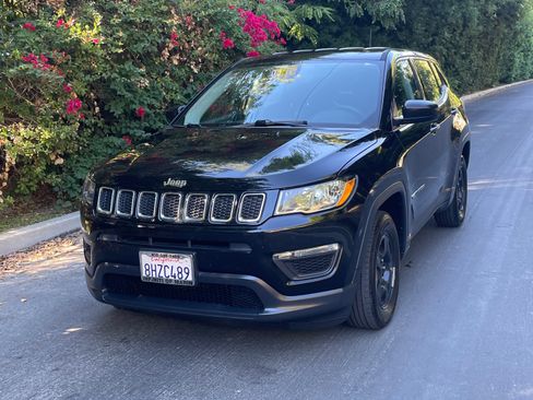 Used 2018 Jeep Compass Sport image 2