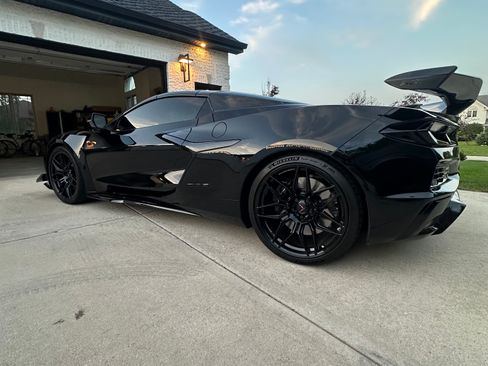 Used 2025 Chevrolet Corvette Z06 w/ Stealth Interior Trim Package RWD image 2