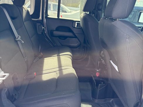 Used 2018 Jeep Wrangler Unlimited Sahara image 8