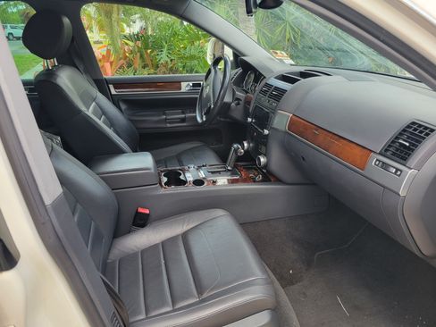 Used 2009 Volkswagen Touareg TDI image 5