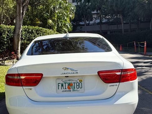 Used 2017 Jaguar XE image 4