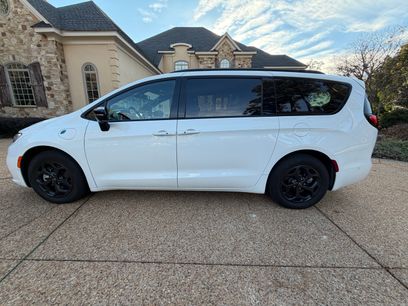 Used 2025 Chrysler Pacifica Premium