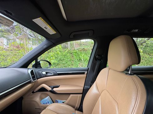 Used 2017 Porsche Cayenne S image 5