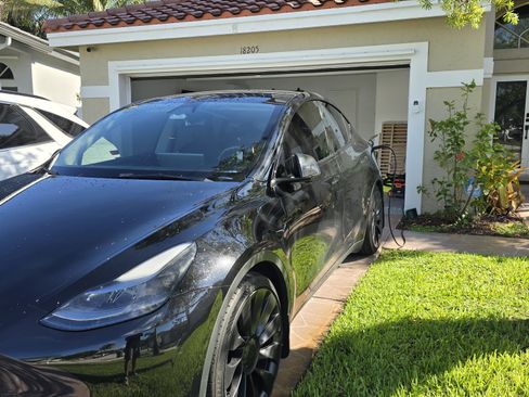 Used 2023 Tesla Model Y Performance AWD/4WD image 11