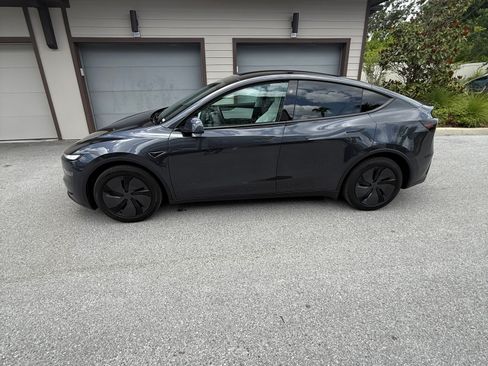 Used 2026 Tesla Model Y Long Range image 11